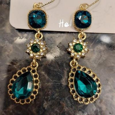 Gorgeous fashion earrings green stones