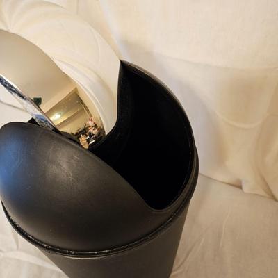 Pair of Trash Receptacle (BD-JS)