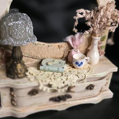Shabby-Chic Rose Vanity Dresser Figurine – Vintage-Style Miniature with Lace, Lamp & Mirror Décor