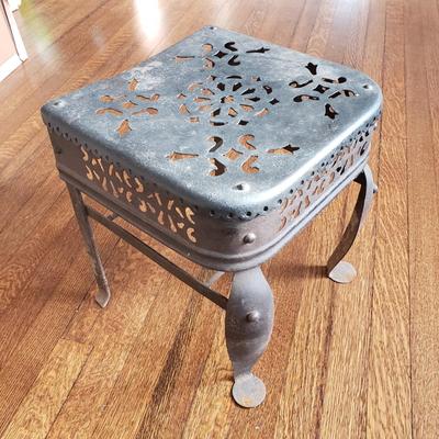 Black Metal Iron Footman (D-BM)