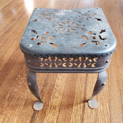 Black Metal Iron Footman (D-BM)