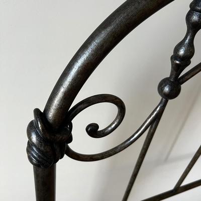 Ornate Spindle Full Size Bed (UB2-RG)