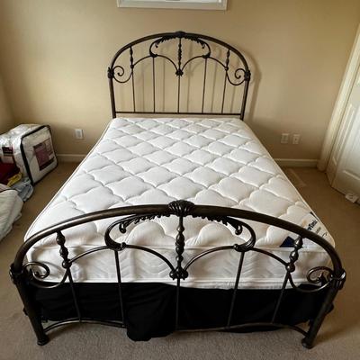 Ornate Spindle Full Size Bed (UB2-RG)