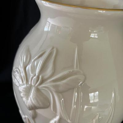 Lenox ‘Masterpiece’ & ‘Wheat’ Porcelain Vases (LR-RG)
