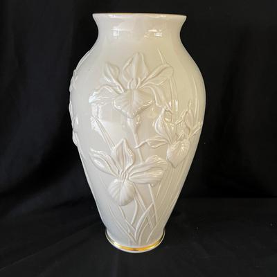 Lenox ‘Masterpiece’ & ‘Wheat’ Porcelain Vases (LR-RG)