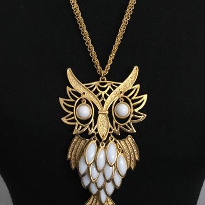 Beautiful vintage, dancing feather 1960s, white milk, glass, large, gold tone, owl, statement, necklace