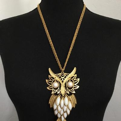 Beautiful vintage, dancing feather 1960s, white milk, glass, large, gold tone, owl, statement, necklace