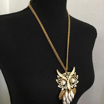 Beautiful vintage, dancing feather 1960s, white milk, glass, large, gold tone, owl, statement, necklace