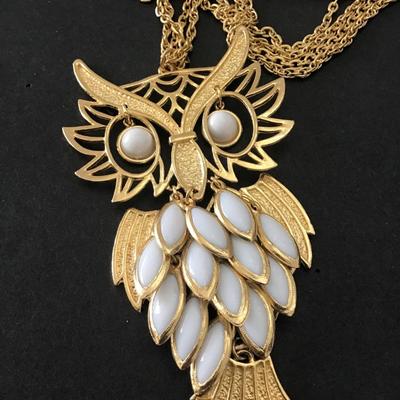 Beautiful vintage, dancing feather 1960s, white milk, glass, large, gold tone, owl, statement, necklace