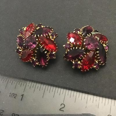 Gorgeous, vintage rhinestone cluster clip on earrings, red and purple stones gold toned