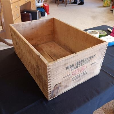 DU PONT EXPLOSIVES WOODEN CRATE