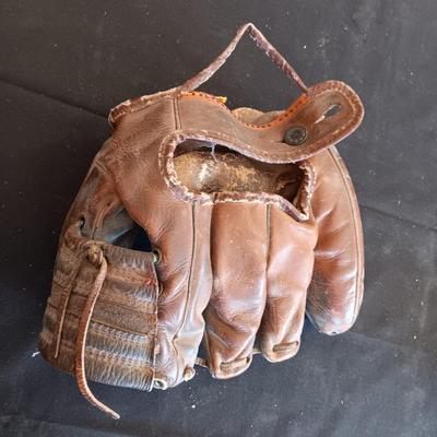 VINTAGE CATCHERS MITT, 1972 SUGAR BOWL TOY FOOTBALL