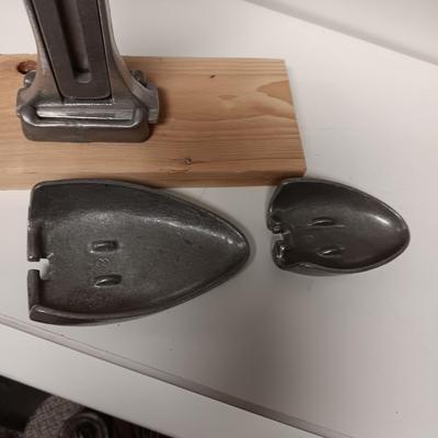 LADY JOSEPHINE SHOE SHINE HOLDER