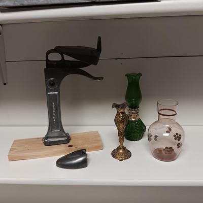 LADY JOSEPHINE SHOE SHINE HOLDER