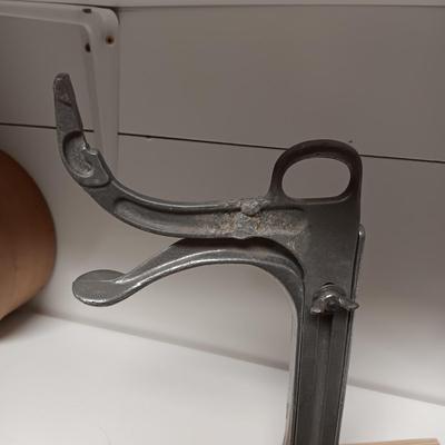 LADY JOSEPHINE SHOE SHINE HOLDER