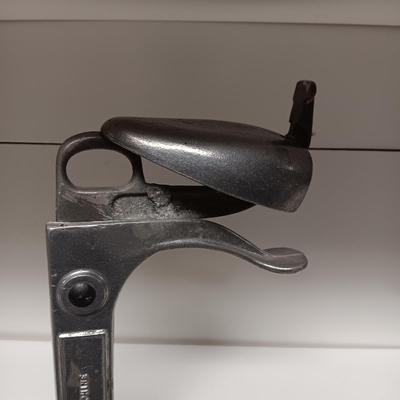 LADY JOSEPHINE SHOE SHINE HOLDER