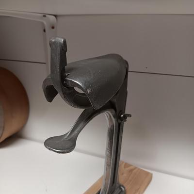 LADY JOSEPHINE SHOE SHINE HOLDER