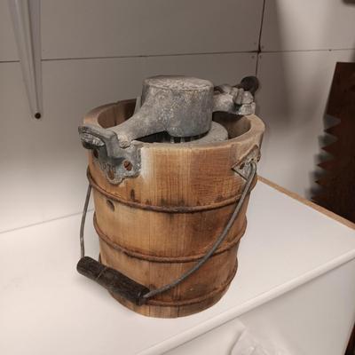 SHEPARD'S LIGHTNING SMALLER ICE CREAM MAKER