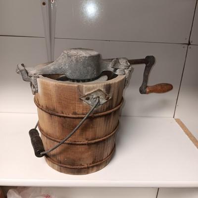 SHEPARD'S LIGHTNING SMALLER ICE CREAM MAKER