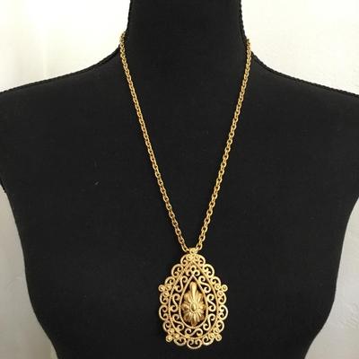 Beautiful vintage Trifari, gold tone, filagree ornate teardrop pendant, necklace