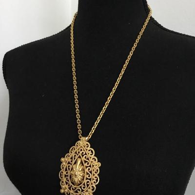 Beautiful vintage Trifari, gold tone, filagree ornate teardrop pendant, necklace