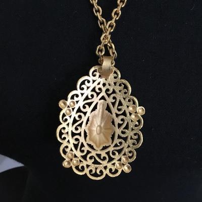 Beautiful vintage Trifari, gold tone, filagree ornate teardrop pendant, necklace