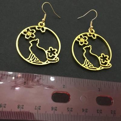Very nice super cute gold toned cat statement earrings