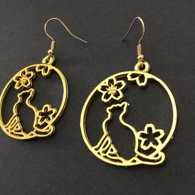 Very nice super cute gold toned cat statement earrings