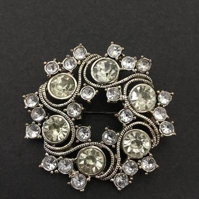 Beautiful, vintage, silver toned, clear, rhinestone brooch