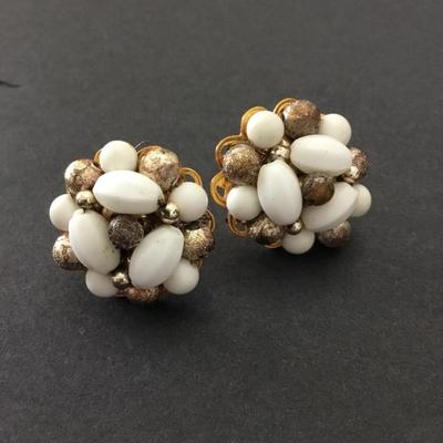 Beautiful vintage, gold tone screw back earrings