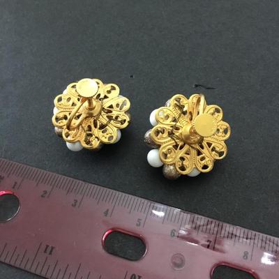 Beautiful vintage, gold tone screw back earrings