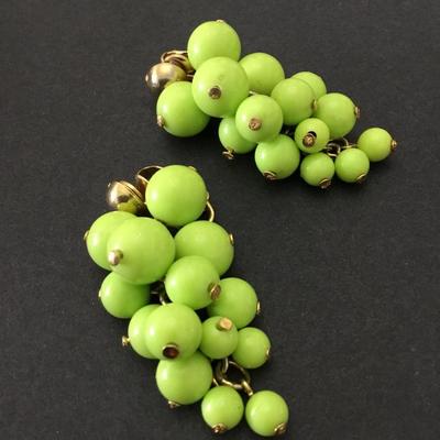 Vintage highlighter, green grape dangle clip on earrings