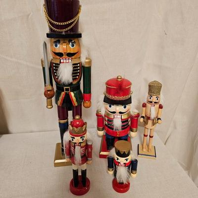 Christmas Linens, Nutcrackers & More (BD-JS)