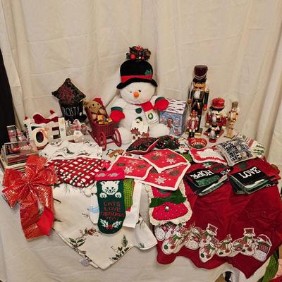 Christmas Linens, Nutcrackers & More (BD-JS)