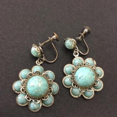 Cute vintage Silver-tone flower screw back earrings