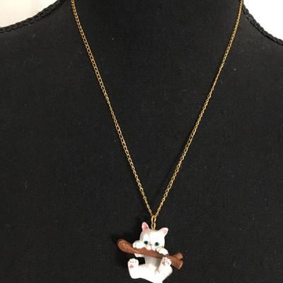 Adorable, vintage cat pendant necklace