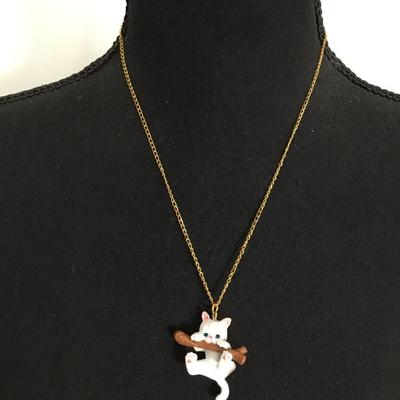 Adorable, vintage cat pendant necklace