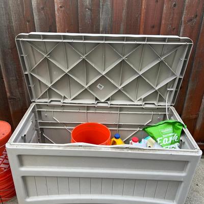 Suncast Deck Bench 906 contents not included