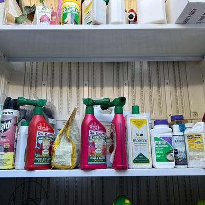 Rubbermaid Vertical deck storage GS0201006 contents NOT included