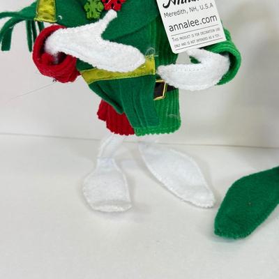 LOT 28: 1990s Anna Lee Posable Fabric Dolls