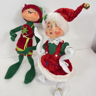 LOT 28: 1990s Anna Lee Posable Fabric Dolls