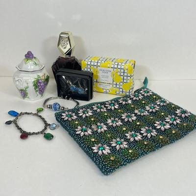 LOT 32: Ladies Lot - Jewelry, Handbag and More