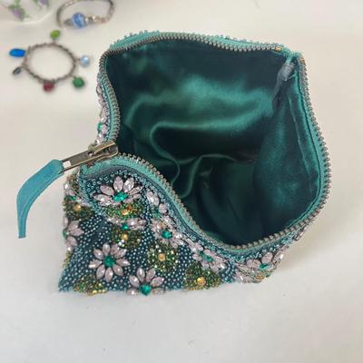 LOT 32: Ladies Lot - Jewelry, Handbag and More