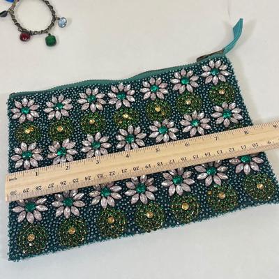 LOT 32: Ladies Lot - Jewelry, Handbag and More