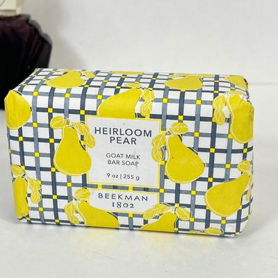 LOT 32: Ladies Lot - Jewelry, Handbag and More