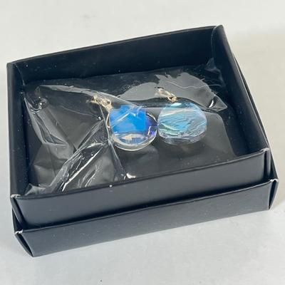 LOT 32: Ladies Lot - Jewelry, Handbag and More