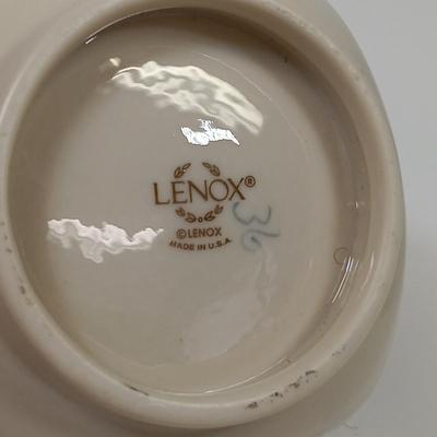 LOT 41: Lenox Petals and Pearls Cat Vase with Lenox Ming Blossom Vase, Special Vase & Petite Rose Trinket Bowl