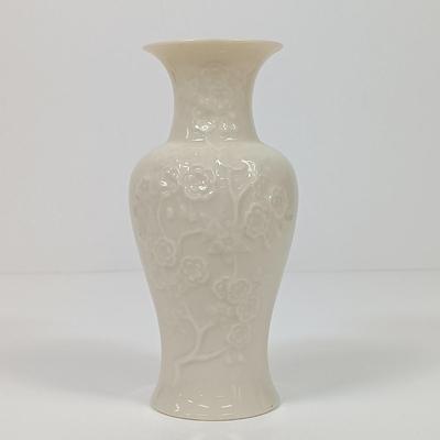 LOT 41: Lenox Petals and Pearls Cat Vase with Lenox Ming Blossom Vase, Special Vase & Petite Rose Trinket Bowl