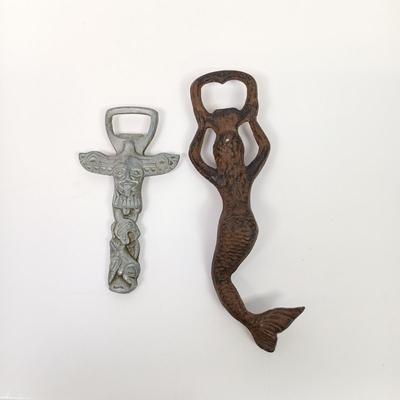 LOT 45: Budweiser Retro Bar Gift Set, Team Tabasco Straw Hat & Mermaid and Totem Pole Bottle Openers