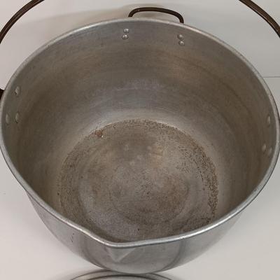 LOT 47: Wear-Ever 21 Qts Aluminum Stockpot and Coffee Pot